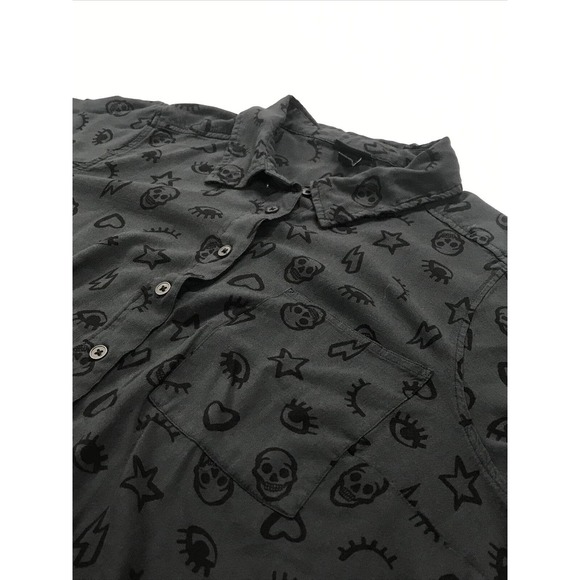 Torrid Gray Button Up Skulls Heart Star Boxy Crop Halloween Short Sleeve Sz 2 2x - Picture 3 of 7